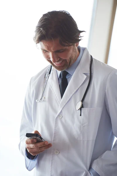 彼の携帯電話を持つ医師 — ストック写真