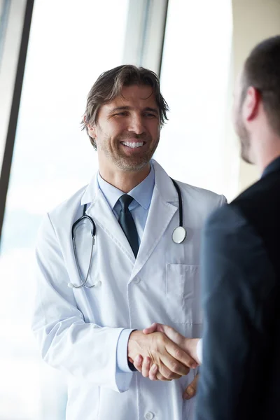 Poignée de main du médecin avec un patient — Photo