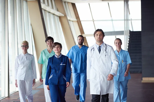 Equipo de médicos jóvenes ver —  Fotos de Stock