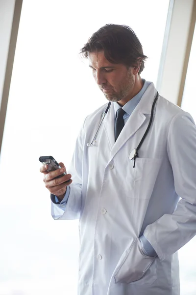 Medico con il suo cellulare — Foto Stock