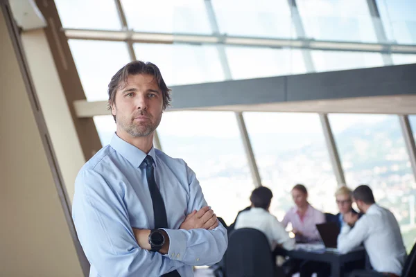 Retrato de hombre de negocios en la oficina brillante moderna — Foto de Stock