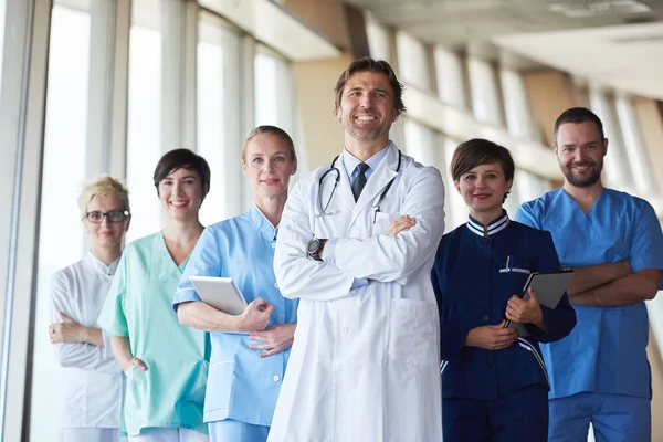 Skupina zdravotnický personál v nemocnici — Stock fotografie