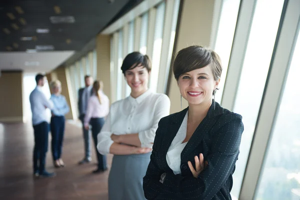 Группа деловых людей, женщины как лидеры команды — стоковое фото