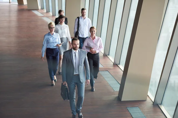 Gente de negocios grupo caminando — Foto de Stock