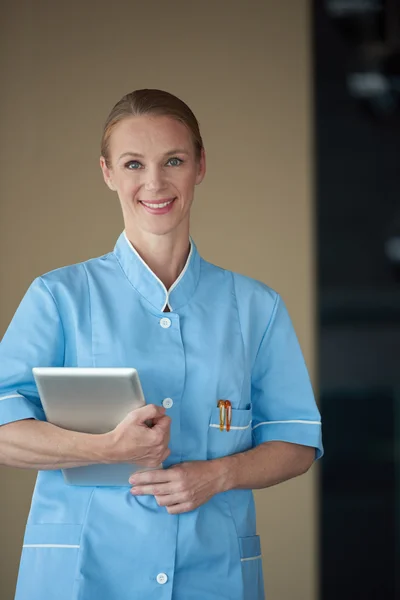 Ärztin mit Tablet-Computer — Stockfoto