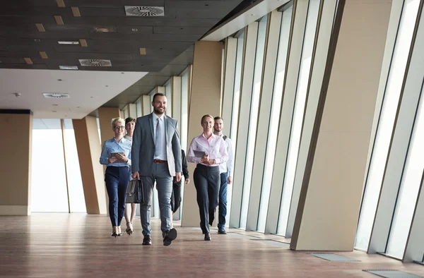 Pessoas de negócios grupo caminhando — Fotografia de Stock