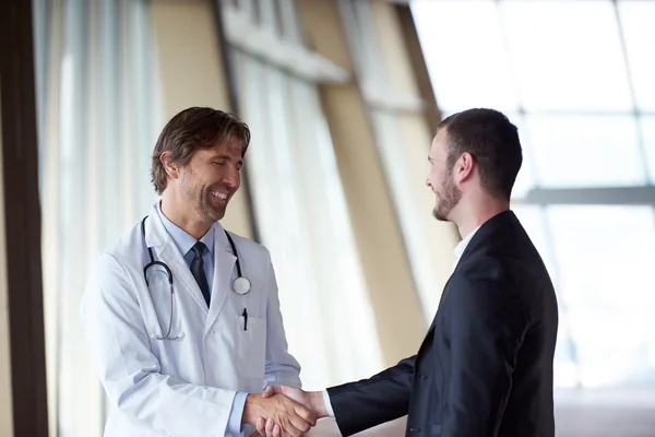 Ärztlicher Händedruck mit einem Patienten — Stockfoto