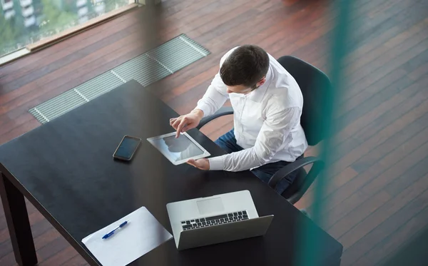 Vue de dessus du jeune homme d'affaires au bureau — Photo