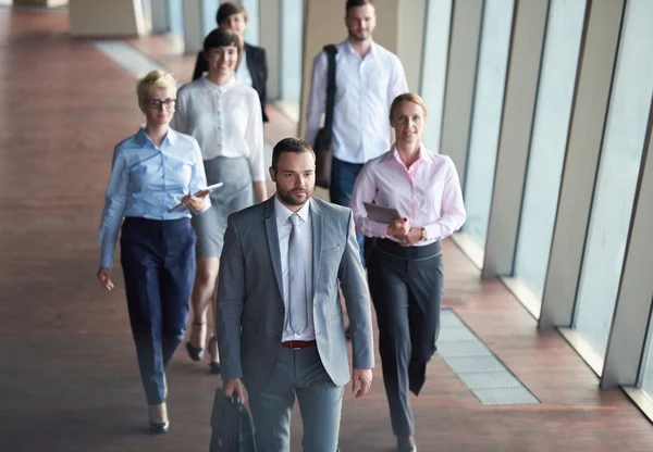 Människor affärsgrupp promenader — Stockfoto