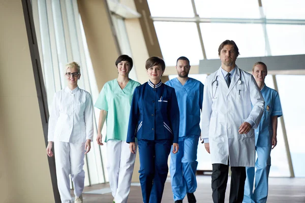 Equipo de médicos jóvenes ver —  Fotos de Stock