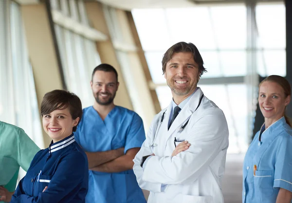 Team di medici in ospedale moderno — Foto Stock