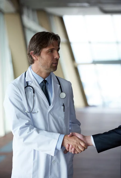 Dokter handdruk met een patiënt — Stockfoto