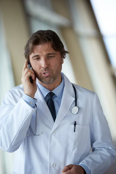 Arzt mit seinem Handy — Stockfoto