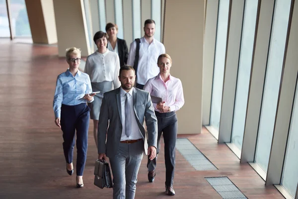 Gente de negocios grupo caminando — Foto de Stock