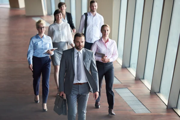 Pessoas de negócios grupo caminhando — Fotografia de Stock