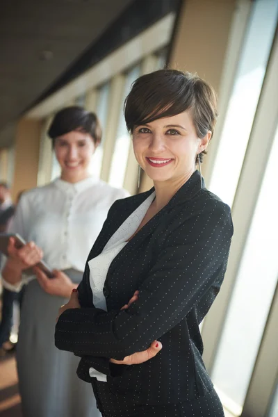 Groupe de gens d'affaires, les femmes comme chefs d'équipe — Photo