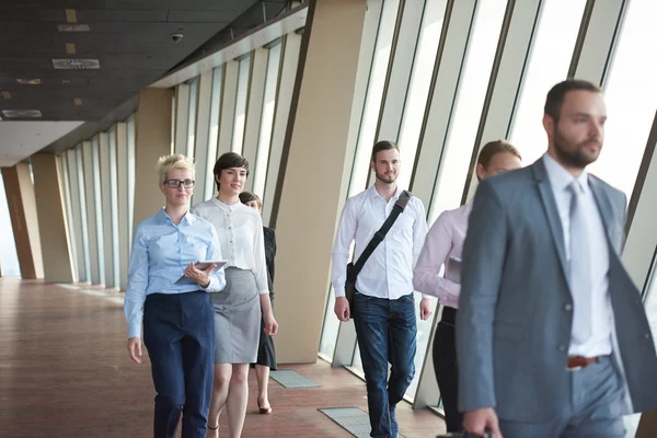 Människor affärsgrupp promenader — Stockfoto