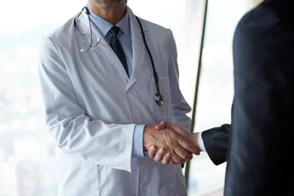 Handshake doktor s pacientkou — Stock fotografie
