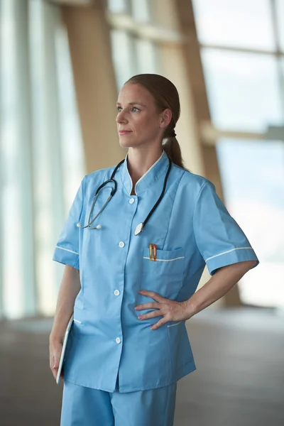 Médica com computador tablet — Fotografia de Stock