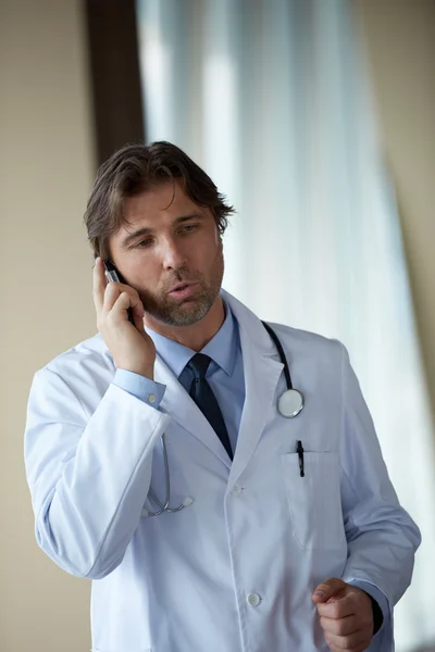 Лікар зі своїм мобільним телефоном — стокове фото