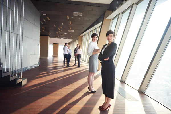 Grupo Personas Negocios Mujeres Como Líderes Equipo Pie Juntos Interior —  Fotos de Stock