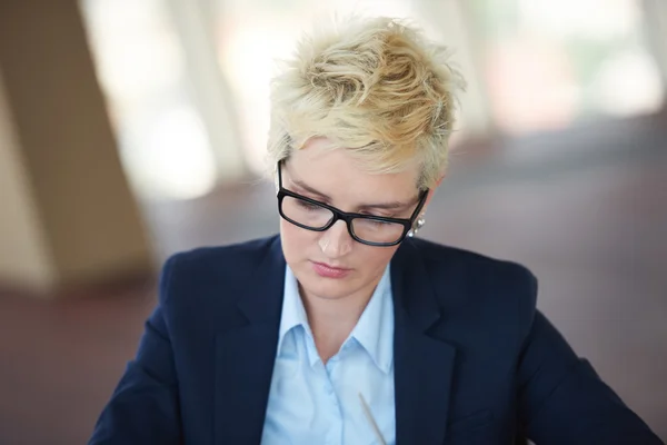 Femme d'affaires en réunion au bureau — Photo