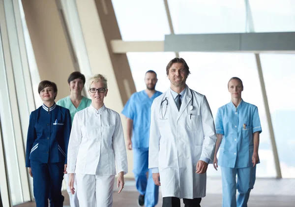 Jeunes médecins vue d'équipe — Photo