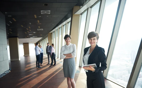 Grupo Pessoas Negócios Mulheres Como Líderes Equipe Juntos Interior Moderno — Fotografia de Stock