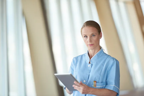 Ärztin mit Tablet-Computer — Stockfoto