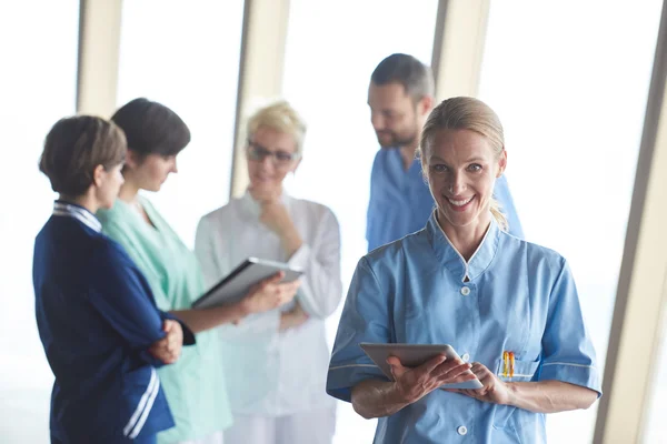 Medico Donna Con Tablet Piedi Davanti Team Background Gruppo Personale — Foto Stock