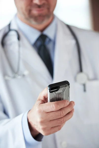 Médico com seu celular — Fotografia de Stock