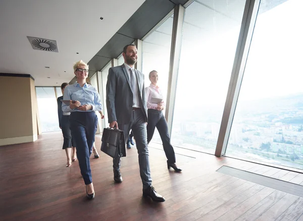 Equipe Negócios Grupo Pessoas Negócios Andando Interior Moderno Escritório Brilhante — Fotografia de Stock