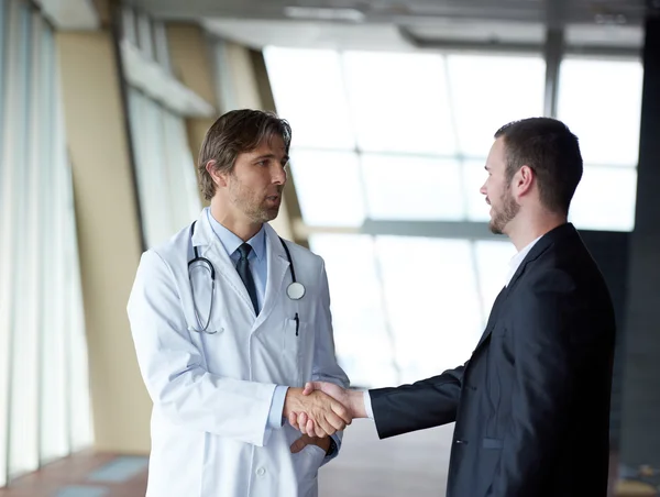 医生与病人握手 — 图库照片