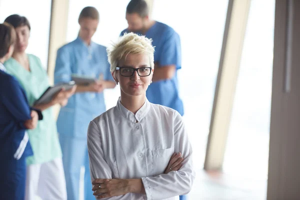 Medico femminile con occhiali — Foto Stock