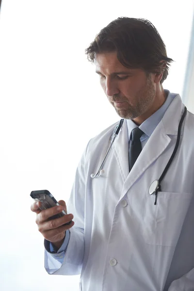 Medico con il suo cellulare — Foto Stock