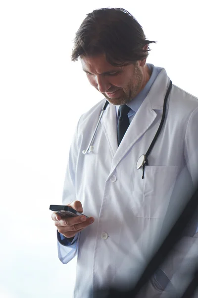 Лікар зі своїм мобільним телефоном — стокове фото