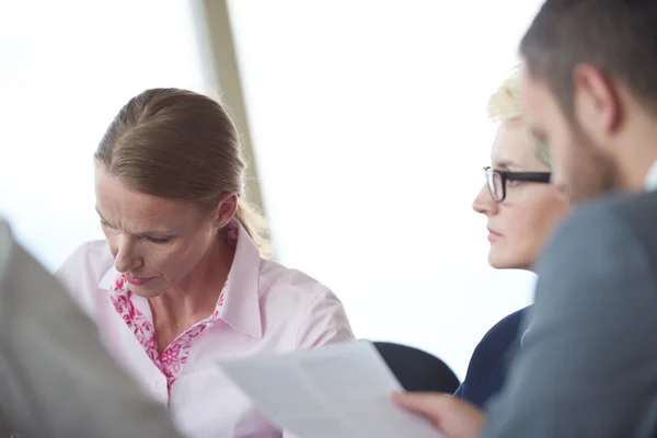 Geschäftsleute treffen sich im Büro — Stockfoto