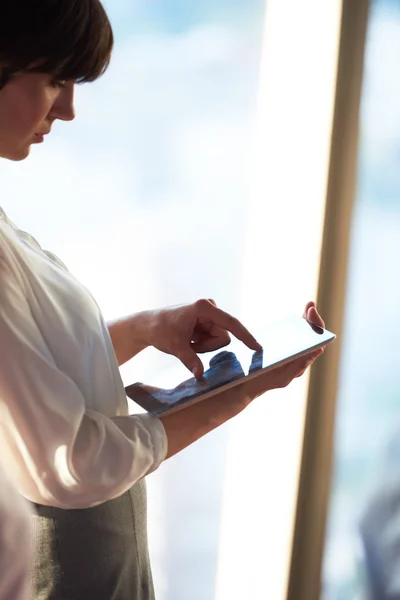 Geschäftsfrau arbeitet an Tablet-Computer — Stockfoto