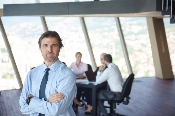 Retrato Hombre Negocios Oficina Brillante Moderna Interior Con Equipo Grupo —  Fotos de Stock