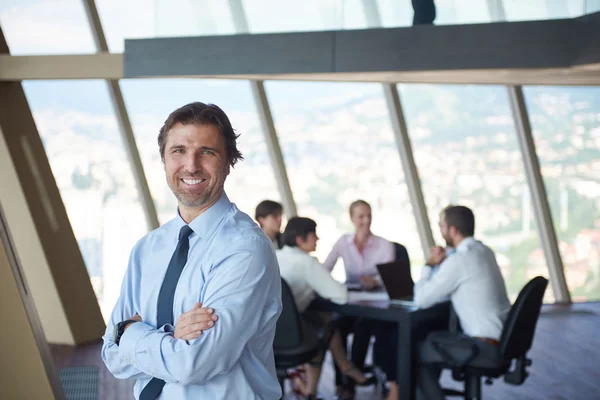 Retrato Hombre Negocios Oficina Brillante Moderna Interior Con Equipo Grupo — Foto de Stock