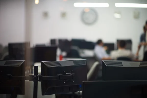 Computadores no escritório moderno — Fotografia de Stock