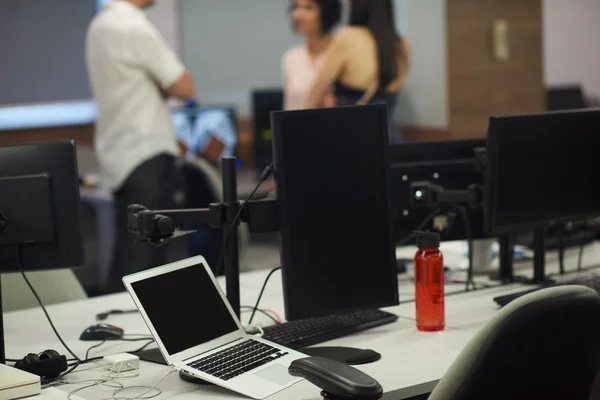 Computer im modernen Büro — Stockfoto