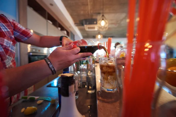 Barman prepare fresh cocktail drink — Stock Photo, Image