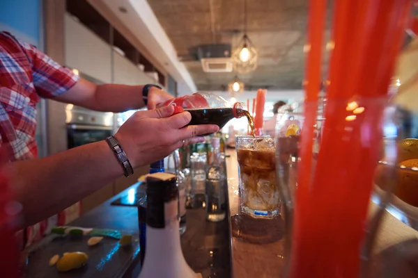 Barman bereiden verse cocktail drankje — Stockfoto
