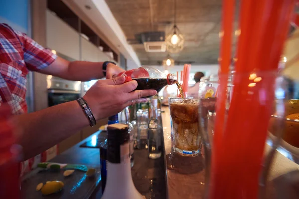 Barman prepare fresh cocktail drink — Stock Photo, Image