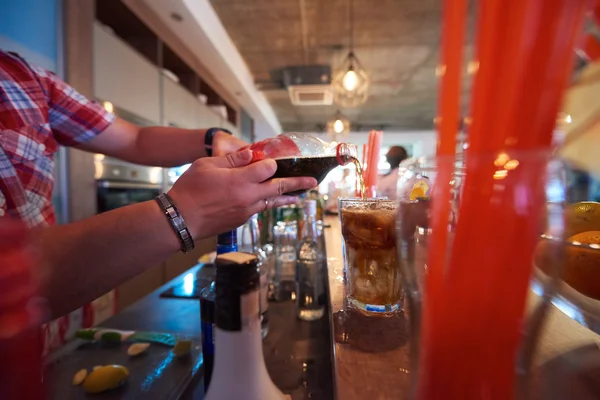 Barman prepare fresh cocktail drink — Stock Photo, Image