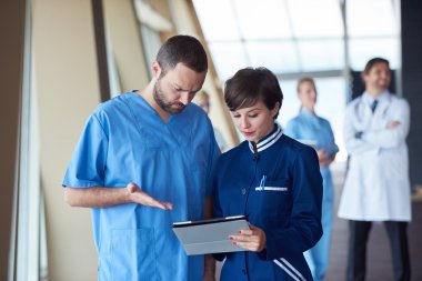 Hastanede bir grup tıbbi personel, doktorlar bir arada.