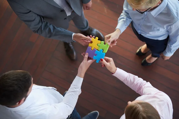 Business people gruppo assemblaggio puzzle — Foto Stock