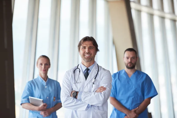 Hastane, önünde yakışıklı doktor tıbbi personel grubu — Stok fotoğraf