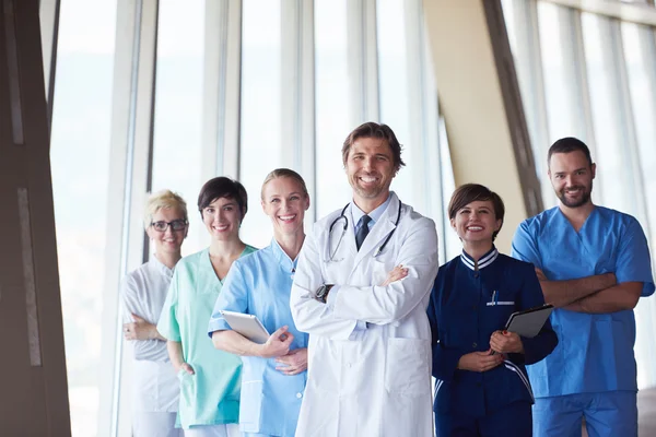 Skupina zdravotnický personál v nemocnici — Stock fotografie